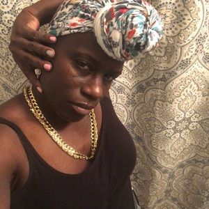 Meet your Posher, Lora